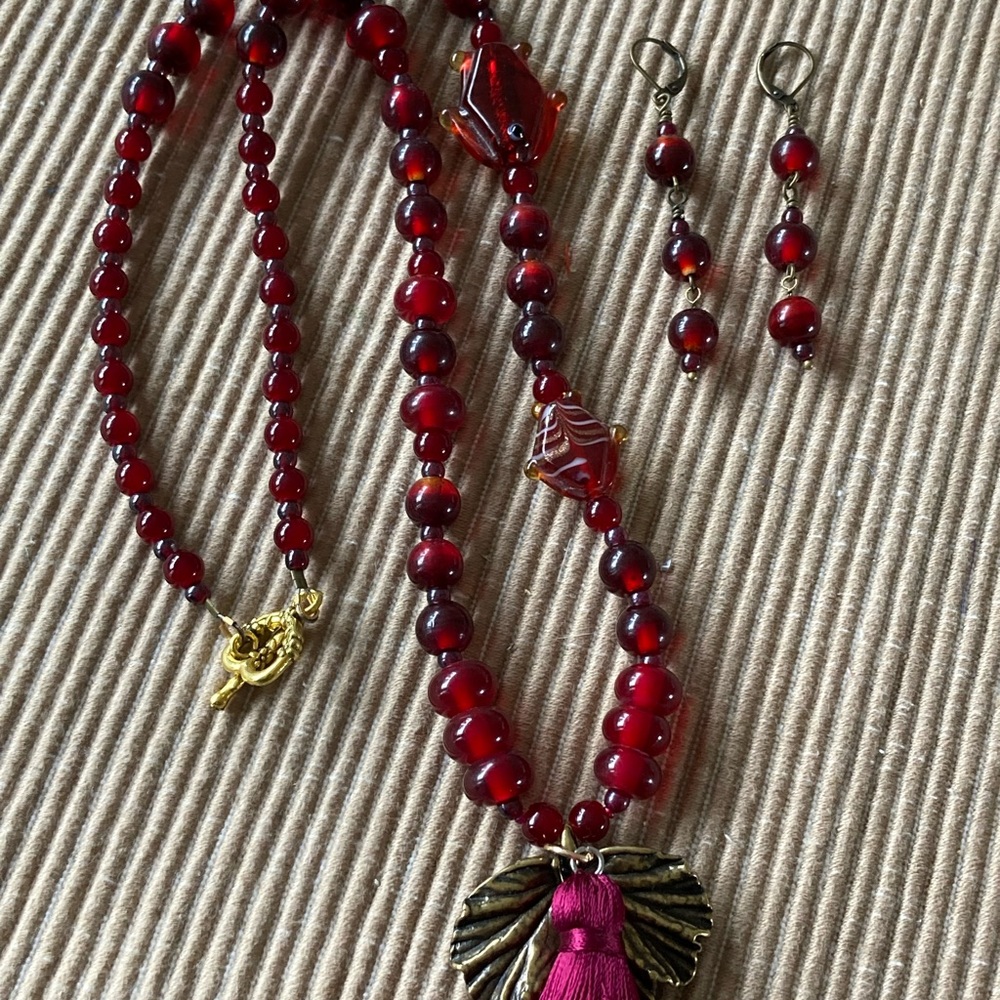 NWT Dark Red Lampwork Glass Necklace w Fish Beads & Bronze Leaf Pendant …
